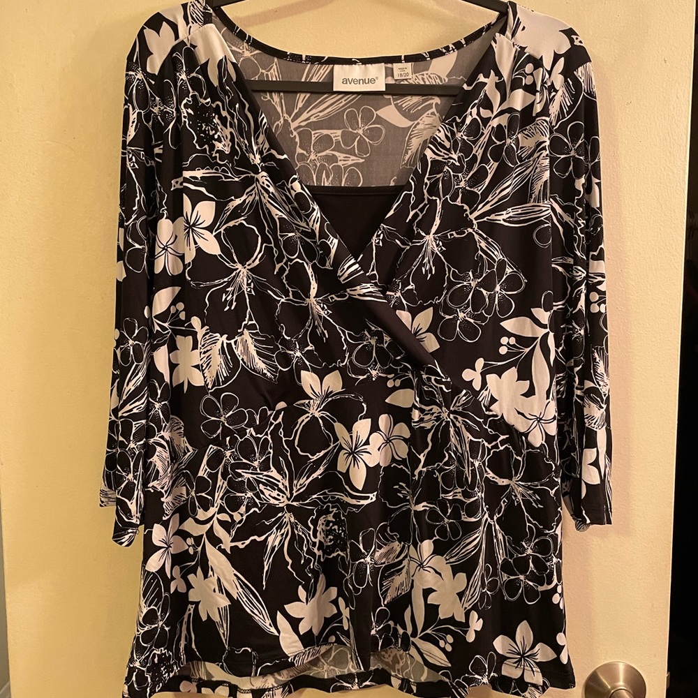 Avenue top, size 18/20